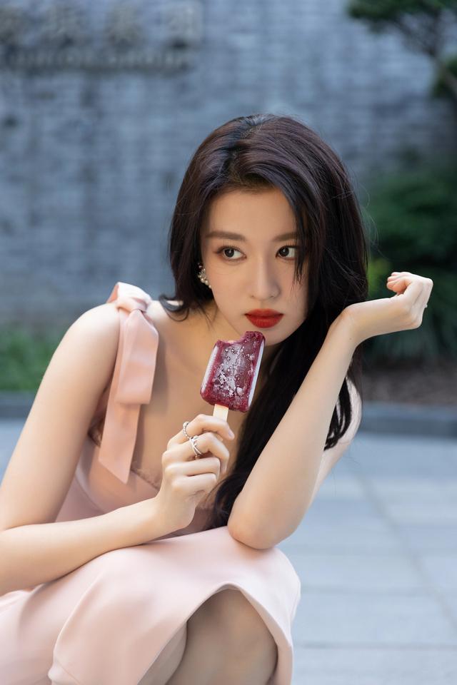 裸色长裙怎么搭配好看，裸色裙配什么上衣（王楚然裸色长裙江边写真）