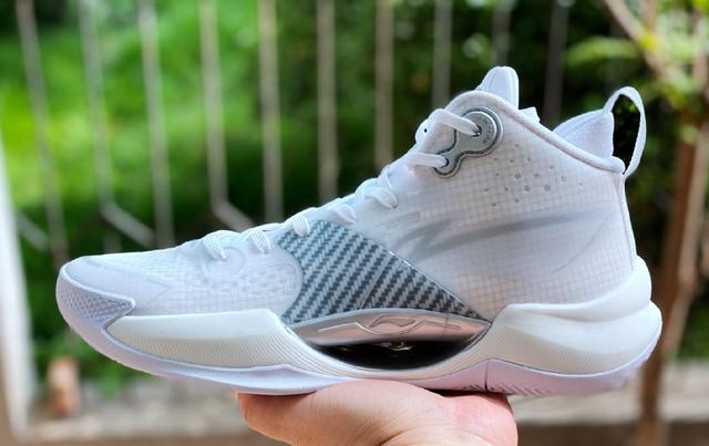 李宁篮球鞋怎么样，李宁和安踏哪个好（李宁做了一双更强的“超轻”篮球鞋）