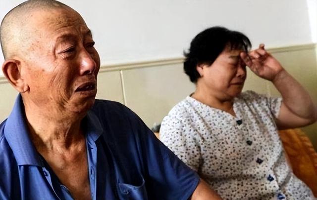 1,意思:四字词语,作为老人自己不知道尊重自己.