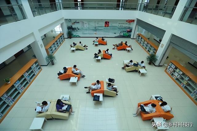 校地合作结硕果 携手共赢谋新篇｜高陵区与西安工商学院签订战略合作框架协议，校地合作结硕果（西安工商学院）