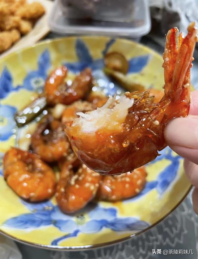 油焖大虾要怎么做，油焖大虾怎么做的（鲜香入味又酥脆）