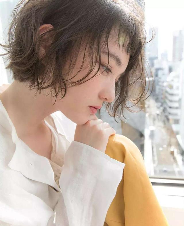 头发稀少适合什么发型？10款时髦大气的流行发型，既显发量又有型