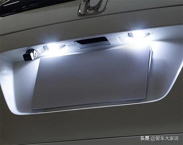 远光灯近光灯怎么开，晚上开车用近光灯还是远光灯（关于车灯的9个冷知识）