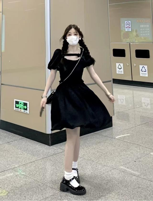 松紧腰连衣裙适合什么身材，松紧腰连衣裙的好处（上紧下松的收腰连衣裙适合什么身材）