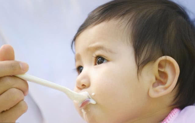 新生儿喂养量标准 多少合适，新生儿喂养量标准（附0~12个月孩子的奶量标准）