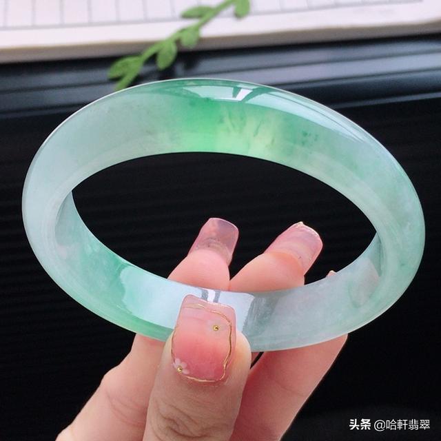 翡翠手镯一般多少钱，乌鸡种翡翠手镯一般多少钱（1万块和10万块的翡翠手镯）