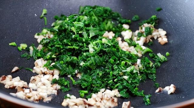 荠菜香菇羹怎么做，遇到路边这种野菜别手软