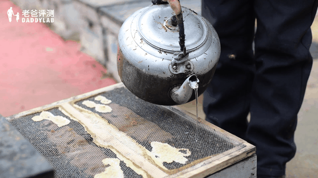 怎么看蜂蜜纯不纯 小窍门辨别蜂蜜真假，怎么看蜂蜜纯不纯（发现这些鉴别方法骗我好多年）