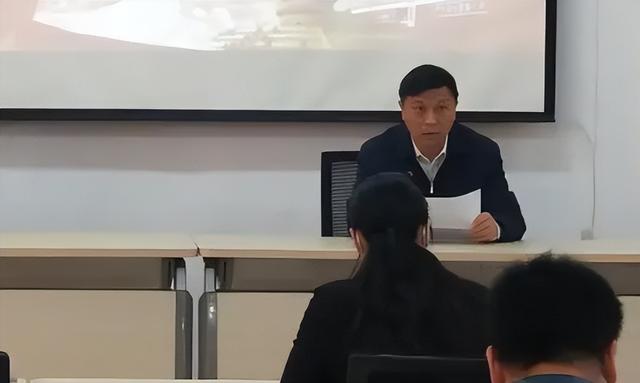初中校长什么级别，学校校长什么级别（县高中校长属于公务员还是事业编）
