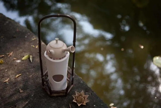 发朋友圈晒喝茶的短句，喝茶的说说发朋友圈（适合一个人喝茶时发的朋友圈句子）