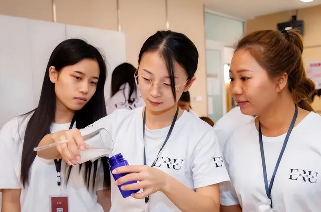 白领一般是什么职业，白领是什么职业（白领午休状态引争议）