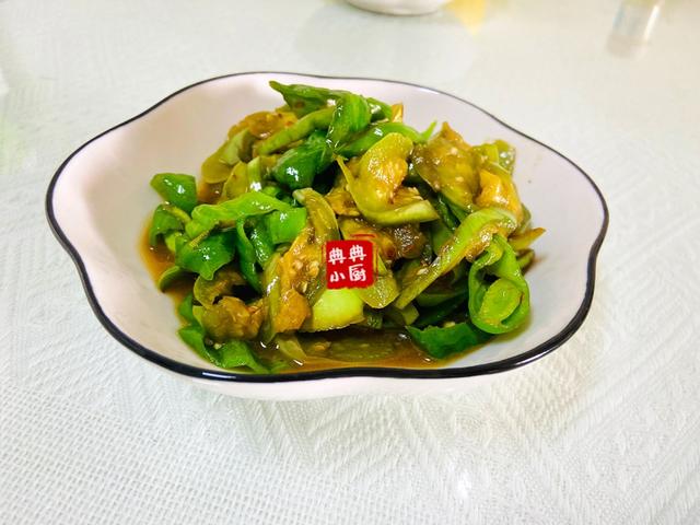 青椒炒茄子的家常做法 青椒炒茄子怎么做好吃，青椒炒茄子的家常做法（简单来一盘炒茄子）