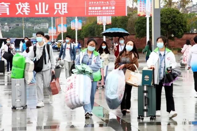 四川信息技术学院，2022年四川信息职业技术学院有哪些院系和专业（四川省高职院校入学当天美照曝光）