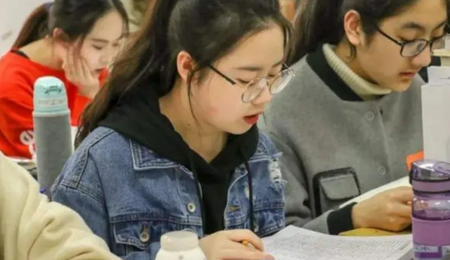 河南女子职业学院，河南女子职业学院招生录取规则和录取条件顺序政策解读2022参考（河南一高校女生操场走秀）