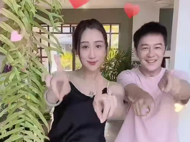 36岁蒋丽莎疑怀上5胎！站街边掀衣服小腹凸出，老公陈浩民哈哈笑