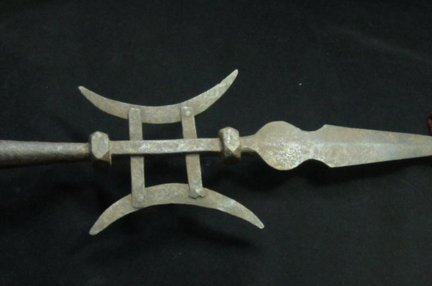 龙王先是给他拿来了一把大捍刀,这把刀通体不俗,是一件一看就知道的