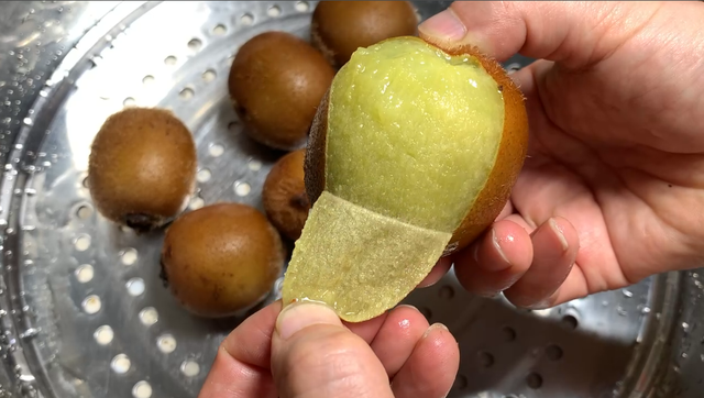 奇异果怎么去皮，奇异果的功效与作用图片（教你一招，3秒去皮不脏手）