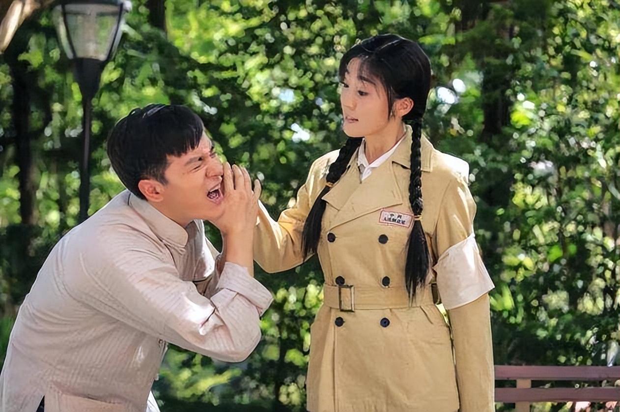 班主的女儿孙景春(黄曼饰)与父亲收养的义子孙忠义(万思维饰)青梅竹马