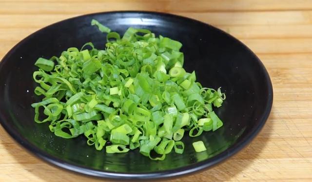 啤酒加生鸡蛋的作用，啤酒加鸡蛋有什么作用（鸡蛋里倒入一瓶啤酒）