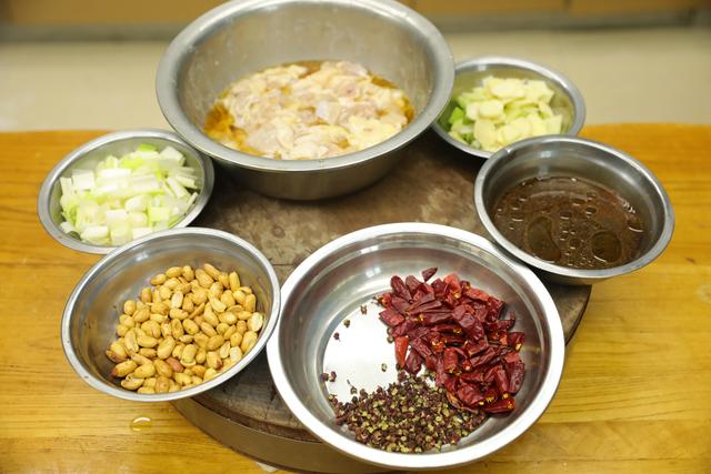 100克鸡胸肉含多少蛋白质，一百克鸡胸肉含多少脂肪（鸡腿排倒数第二）