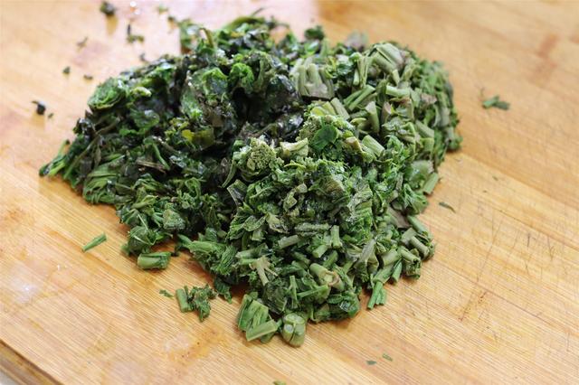 焯水香椿放冰箱一年还能吃吗，香椿冷冻一年可以吃吗（冰箱里放了大半年的香椿）