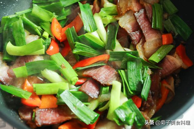 腊肉炒蒜苗做法，蒜苗炒腊肉的做法（年夜饭炒菜之蒜苗炒腊肉）