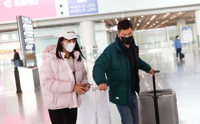 王智老公赵英俊，秋雅扮演者王智老公（王智罕见携丈夫走机场）