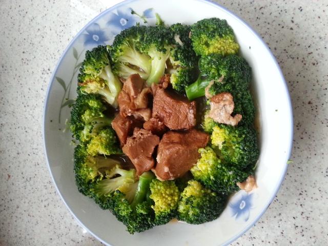 西兰花排骨创意菜名，西兰花创意菜品（教你营养解馋的西兰花烧排骨）