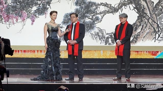 绿鞋配什么衣服，绿鞋配什么衣服男士（央视主持刘芳菲这次下真功夫了）