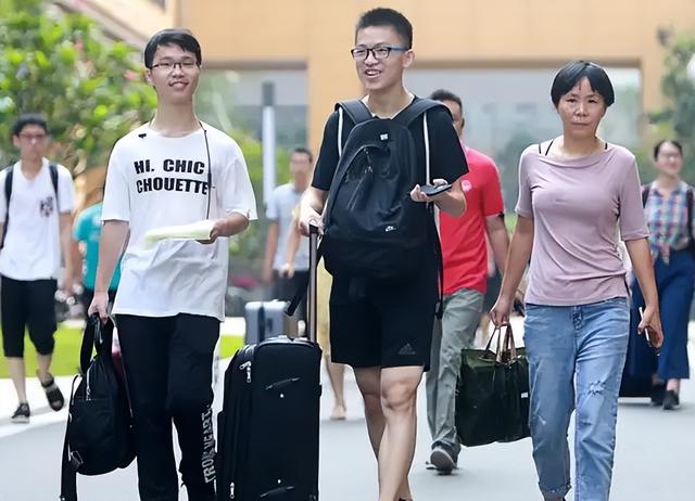 清华大学宿舍图片，国内最美大学宿舍清华大学（清华和哈佛耶鲁不在同一级别）