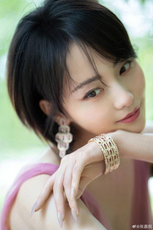 张嘉倪时尚唯美写真照,气质优雅,温婉可人