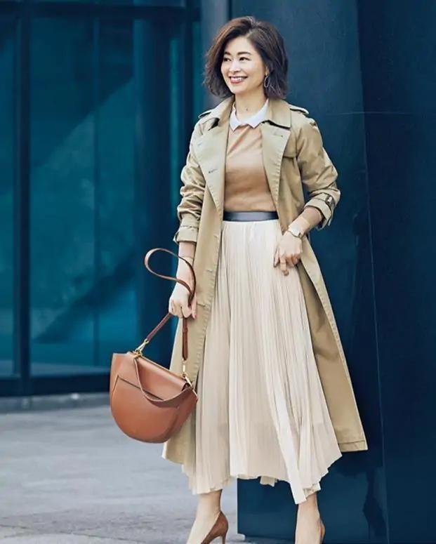 秋天女生穿什么衣服合适呢，秋天女人穿啥衣服合适（衣服“在精不在多”）