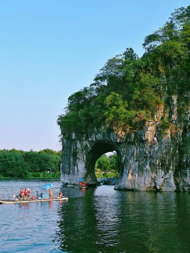 漓江景区和阳朔漓江有什么区别，桂林阳朔和漓江是一个地方吗（为什么总能统一国内外游客审美……）