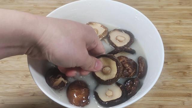 豆酱的做法，鸡蛋黄豆酱的做法（日销700份的炸酱秘方）