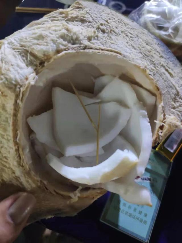 椰子里面的白色果肉可以吃吗，椰子肉能吃吗（椰宝是什么）