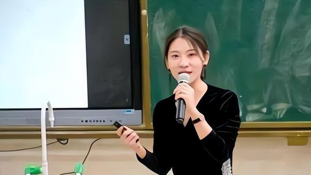 90后网红女老师上课，“高中女教师”上课照片走红网络