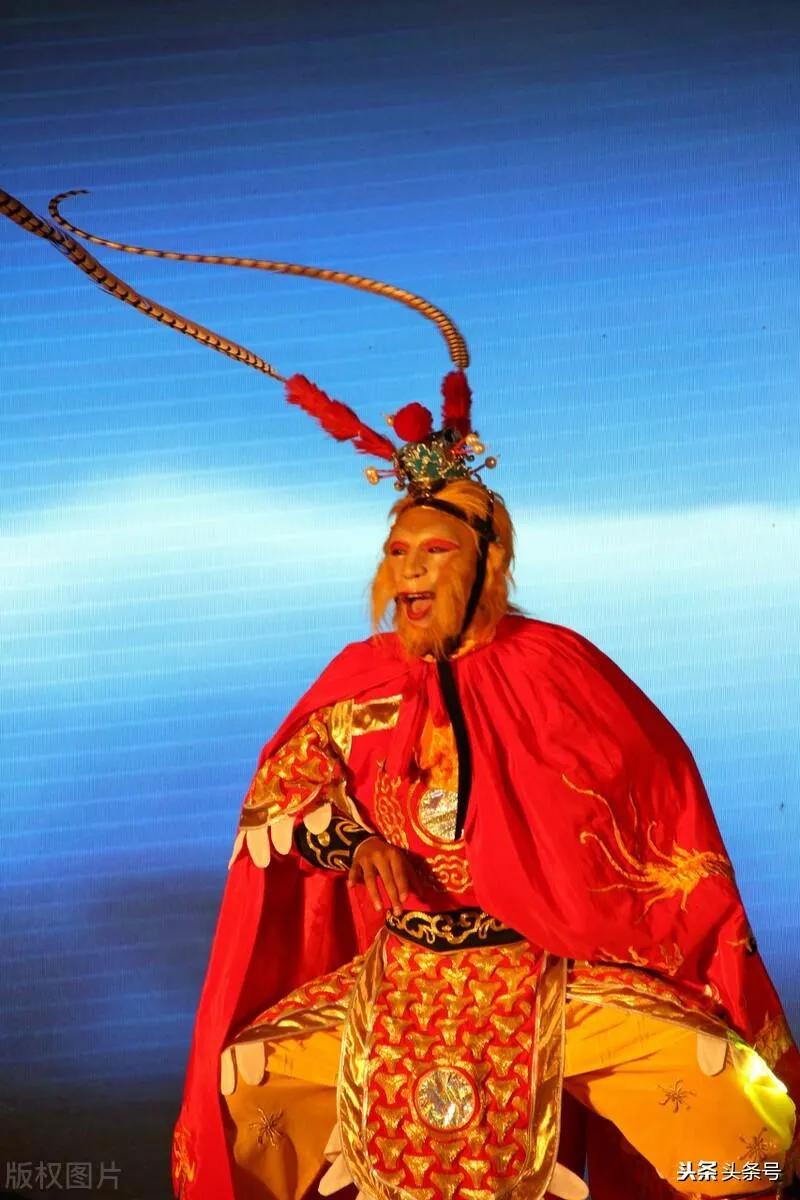 《道德经》中“圣人以百姓之心为心”和“圣人不仁，以百姓为刍狗”是否矛盾？
