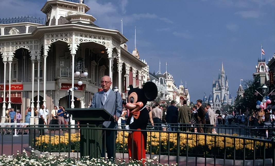 美国迪士尼乐园，美国迪士尼乐园有多好玩（最初是为了建成一座“法西斯的乌托邦”）