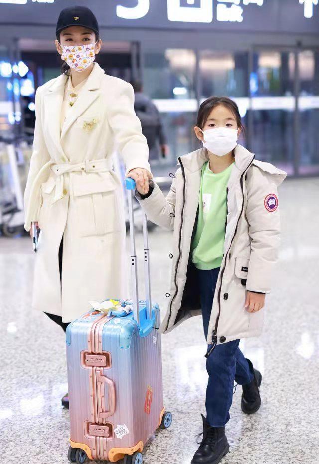 黄奕携女儿亲子装现身机场，黄奕带女儿走机场