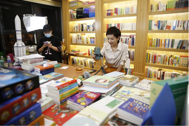 王芳个人资料简介，王芳个人资料（从情感主播到直播卖书一姐）