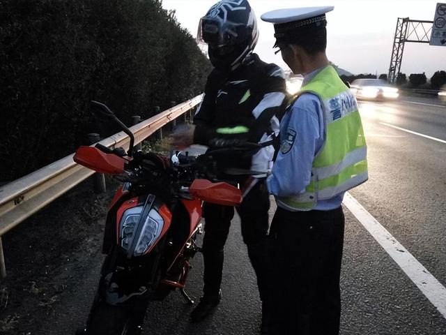 摩托车上高速需要什么条件，广东省摩托车上高速需要什么条件（包括排量、证件和护具）