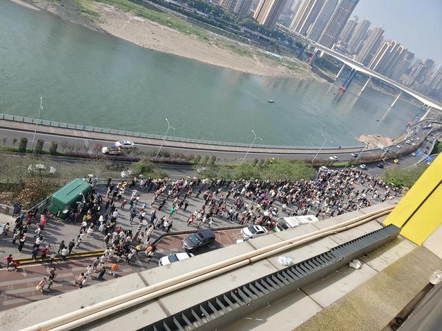 重庆解放碑室内游玩景点，重庆大鹅岭景区游人如织