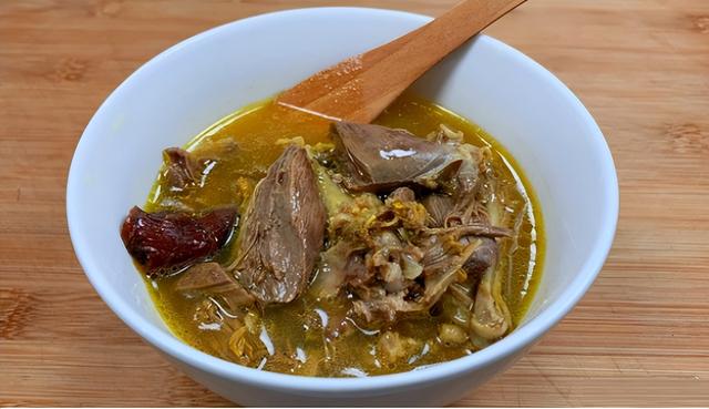 鸽子汤怎么炖好喝又营养，炖鸽子汤怎么炖好喝（建议女人：冬天常喝这肉汤）