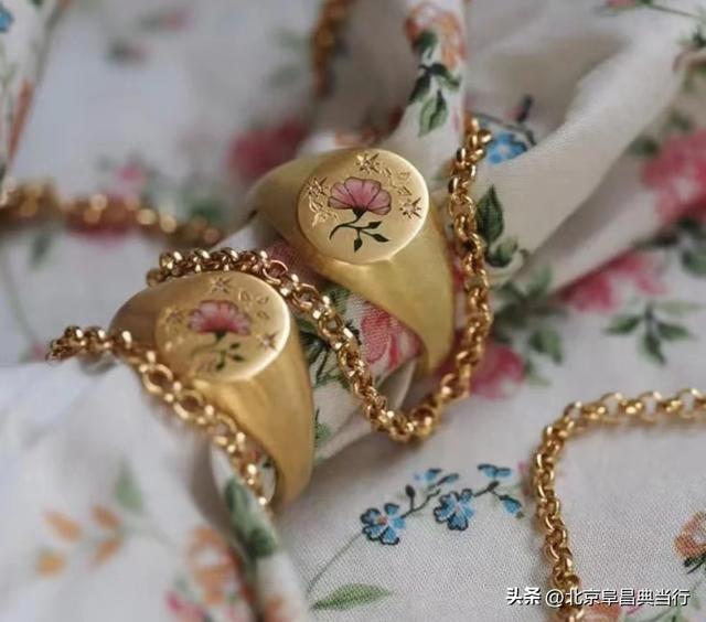 尾戒的含义与戴法，戒指的戴法和意义（复古又迷人的印章尾戒）