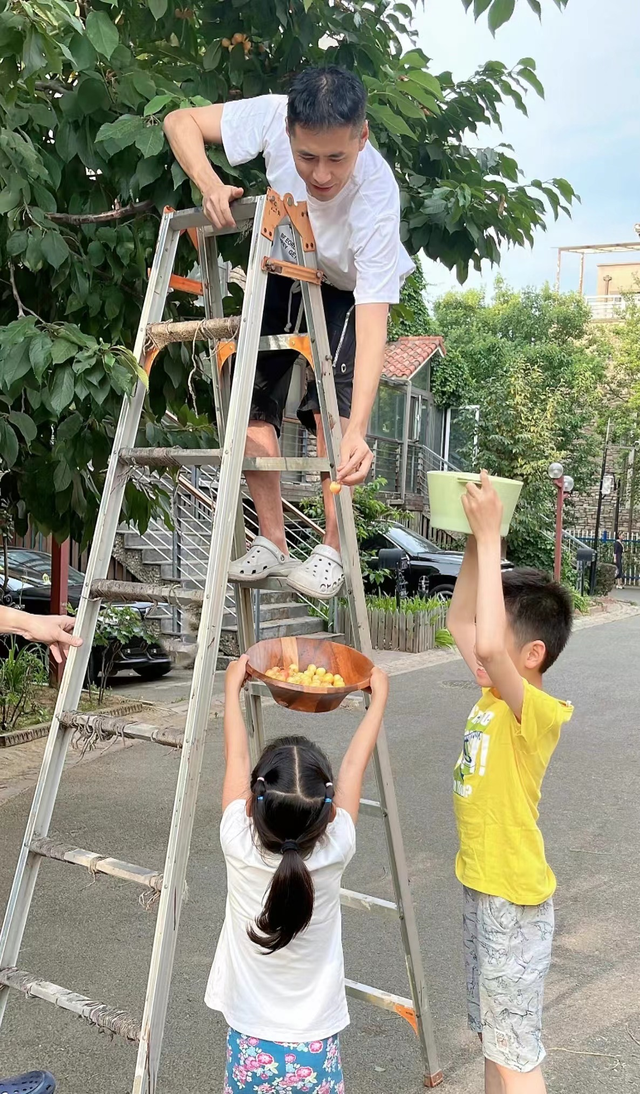 黄征个人资料简介，知名歌手黄征罕见晒娃