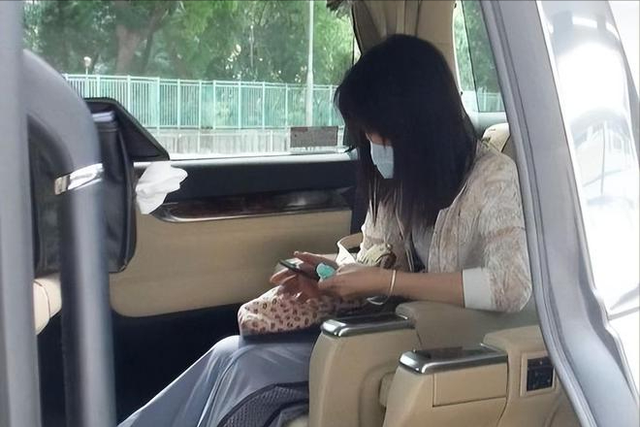 关咏荷弟弟不幸去世，张家辉称已办妥后事，妻子心情平复不愿再提