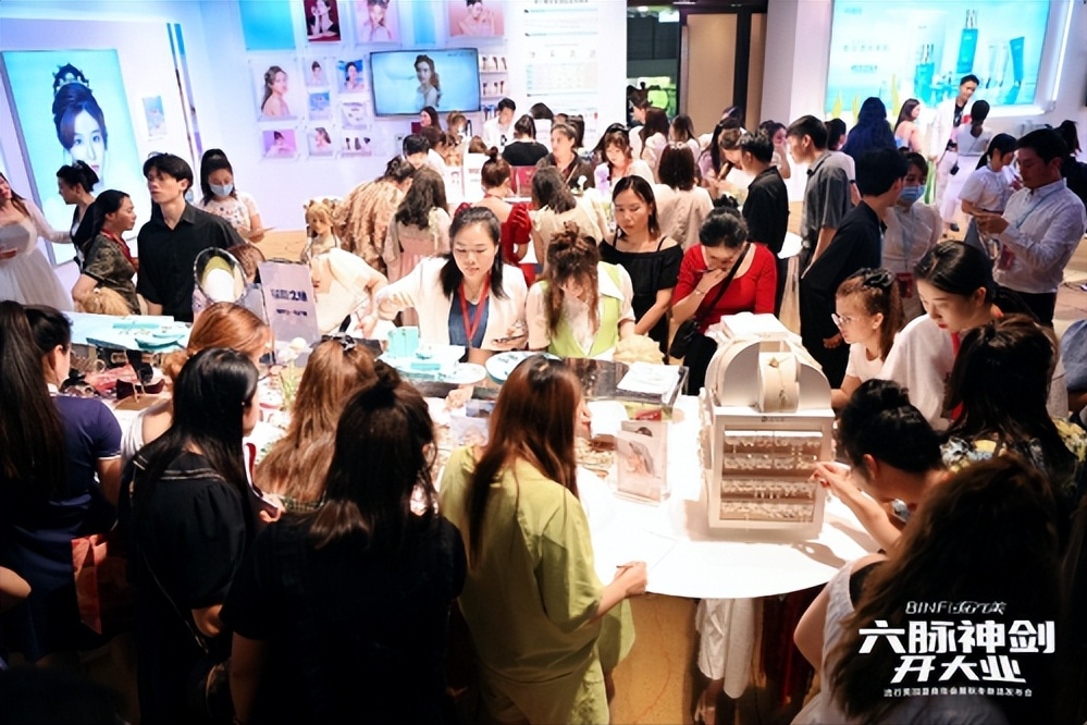 流行美发饰加盟(连锁店加盟)