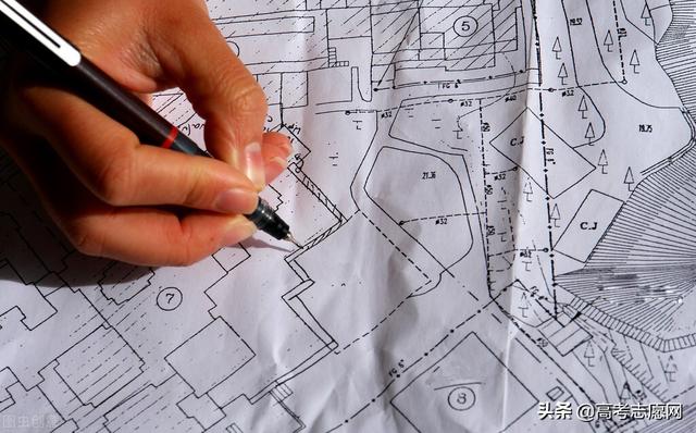 汉语言文学和新闻学哪个好呢，汉语言文学和新闻学哪个好呢知乎（这十个常见易混大学专业）