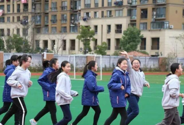 八百米怎么跑不累，跑八百怎样不累（体育老师公认的“跑步法”）