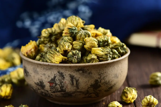 菊花有哪几种颜色，菊花的颜色（菊花的颜色是深还是浅）